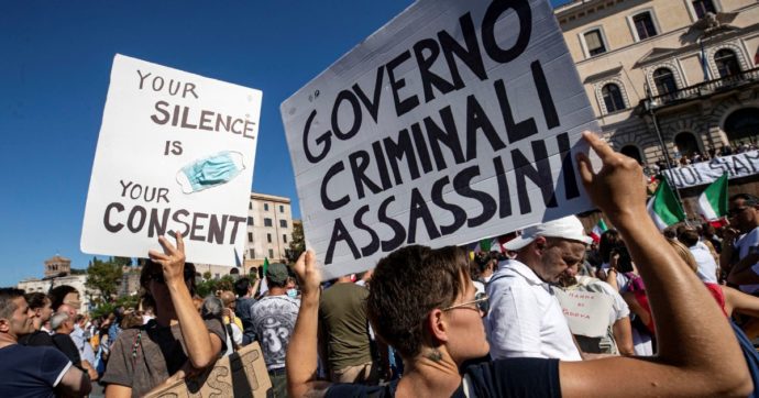 Un momento della manifestazione dei negazionisti a piazza della Bocca della Verità, Roma, 5 settembre 2020.
ANSA/MASSIMO PERCOSSI