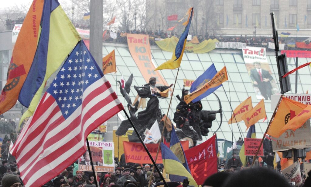 Supporters of Ukrainian opposition leader Viktor Yushchenko wave flags during a rally in Kiev, 28 November 2004. Ukraine's pro-Western opposition leader Viktor Yushchenko on Sunday demanded that prosecutors open a criminal inquiry into the heads of pro-Russian eastern and southern regions for threatening to declare autonomy.   AFP PHOTO / MLADEN ANTONOV (Photo by MLADEN ANTONOV / AFP)
